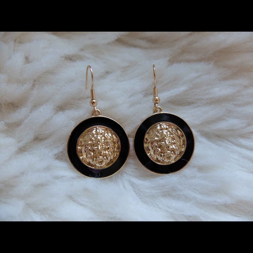 Metal round lion dangling earrings